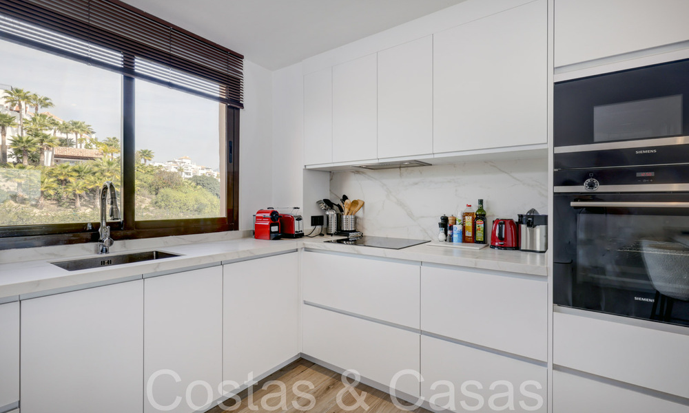 Listo para entrar a vivir, apartamento de lujo completamente reformado con vistas panorámicas al mar Mediterráneo en venta en Benahavis - Marbella 67214