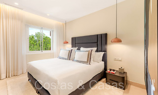 Apartamento de lujo reformado de alta calidad en venta en un complejo en primera línea de playa en la Nueva Milla de Oro, Marbella - Estepona 67241 