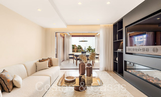 Apartamento de lujo reformado de alta calidad en venta en un complejo en primera línea de playa en la Nueva Milla de Oro, Marbella - Estepona 67242 