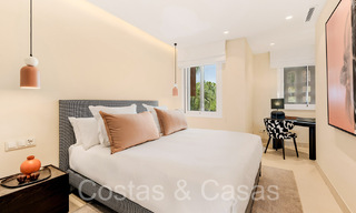 Apartamento de lujo reformado de alta calidad en venta en un complejo en primera línea de playa en la Nueva Milla de Oro, Marbella - Estepona 67243 