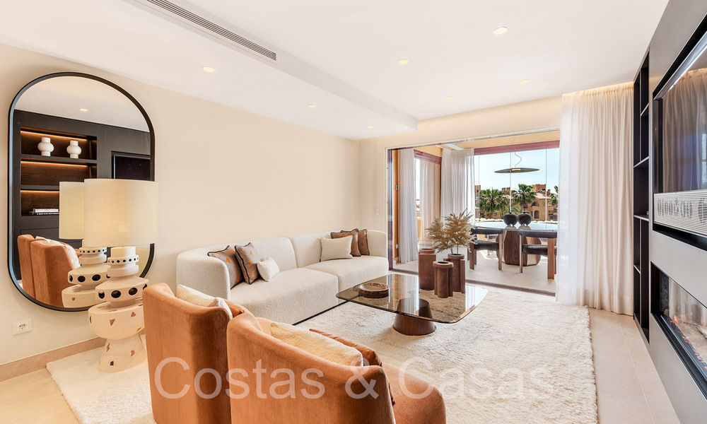 Apartamento de lujo reformado de alta calidad en venta en un complejo en primera línea de playa en la Nueva Milla de Oro, Marbella - Estepona 67245
