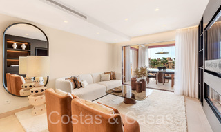 Apartamento de lujo reformado de alta calidad en venta en un complejo en primera línea de playa en la Nueva Milla de Oro, Marbella - Estepona 67245 