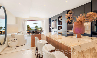Apartamento de lujo reformado de alta calidad en venta en un complejo en primera línea de playa en la Nueva Milla de Oro, Marbella - Estepona 67246 