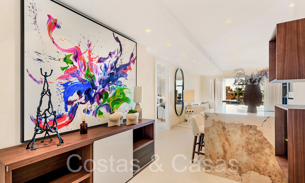 Apartamento de lujo reformado de alta calidad en venta en un complejo en primera línea de playa en la Nueva Milla de Oro, Marbella - Estepona 67247