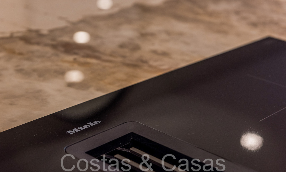 Apartamento de lujo reformado de alta calidad en venta en un complejo en primera línea de playa en la Nueva Milla de Oro, Marbella - Estepona 67250