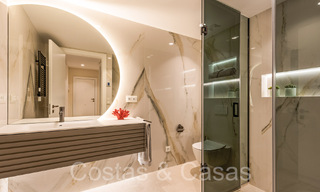 Apartamento de lujo reformado de alta calidad en venta en un complejo en primera línea de playa en la Nueva Milla de Oro, Marbella - Estepona 67252 