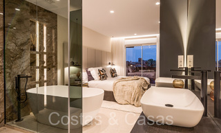Apartamento de lujo reformado de alta calidad en venta en un complejo en primera línea de playa en la Nueva Milla de Oro, Marbella - Estepona 67253 