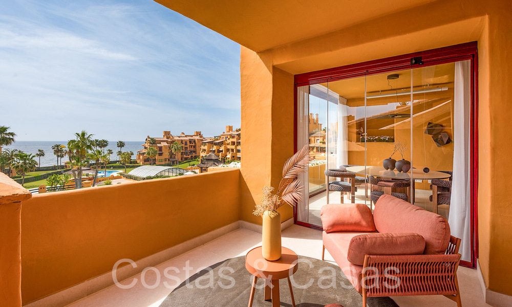 Apartamento de lujo reformado de alta calidad en venta en un complejo en primera línea de playa en la Nueva Milla de Oro, Marbella - Estepona 67254