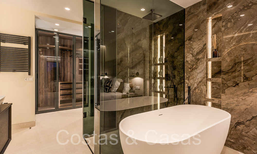 Apartamento de lujo reformado de alta calidad en venta en un complejo en primera línea de playa en la Nueva Milla de Oro, Marbella - Estepona 67255