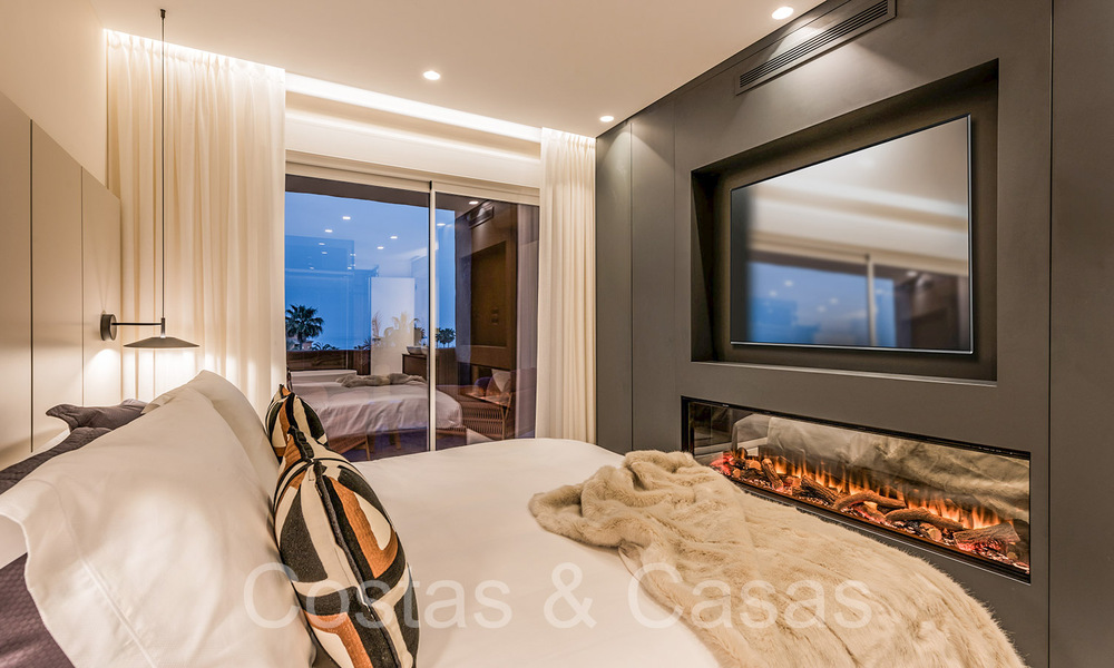 Apartamento de lujo reformado de alta calidad en venta en un complejo en primera línea de playa en la Nueva Milla de Oro, Marbella - Estepona 67258