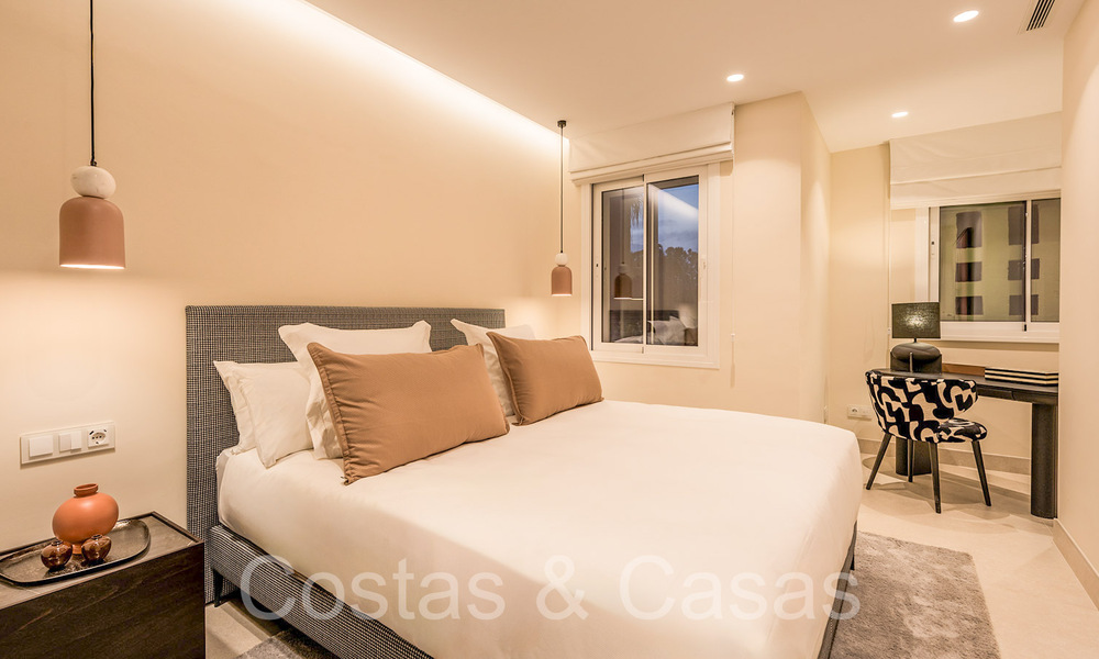 Apartamento de lujo reformado de alta calidad en venta en un complejo en primera línea de playa en la Nueva Milla de Oro, Marbella - Estepona 67261
