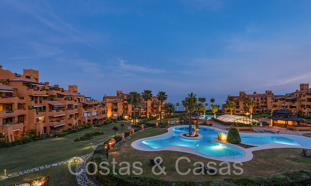 Apartamento de lujo reformado de alta calidad en venta en un complejo en primera línea de playa en la Nueva Milla de Oro, Marbella - Estepona 67263
