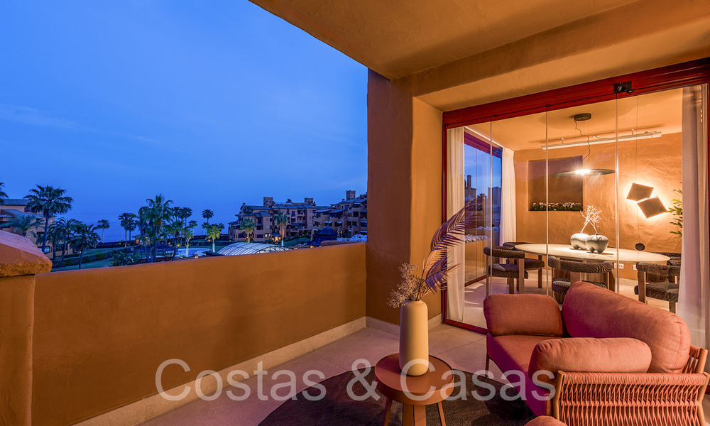 Apartamento de lujo reformado de alta calidad en venta en un complejo en primera línea de playa en la Nueva Milla de Oro, Marbella - Estepona 67264