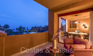 Apartamento de lujo reformado de alta calidad en venta en un complejo en primera línea de playa en la Nueva Milla de Oro, Marbella - Estepona 67264 