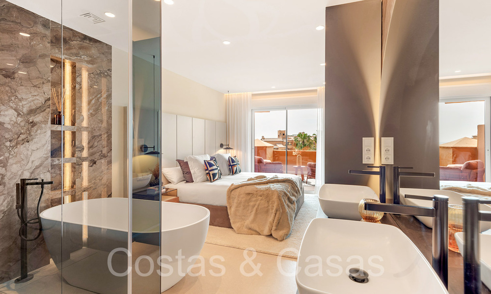 Apartamento de lujo reformado de alta calidad en venta en un complejo en primera línea de playa en la Nueva Milla de Oro, Marbella - Estepona 67265