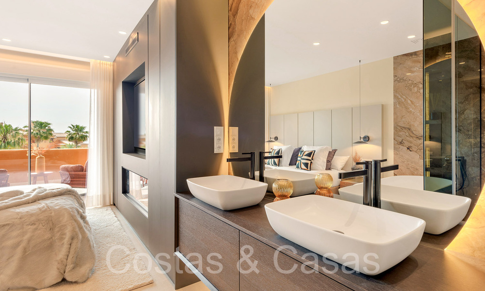 Apartamento de lujo reformado de alta calidad en venta en un complejo en primera línea de playa en la Nueva Milla de Oro, Marbella - Estepona 67266