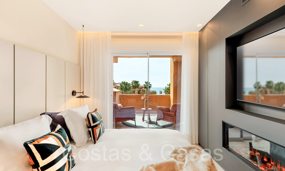 Apartamento de lujo reformado de alta calidad en venta en un complejo en primera línea de playa en la Nueva Milla de Oro, Marbella - Estepona 67267