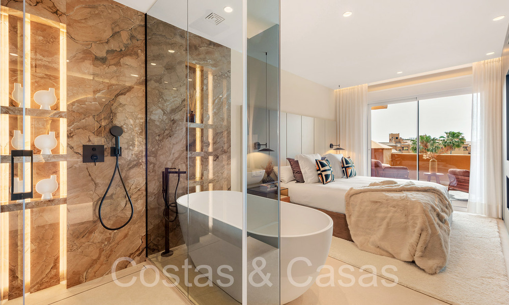 Apartamento de lujo reformado de alta calidad en venta en un complejo en primera línea de playa en la Nueva Milla de Oro, Marbella - Estepona 67268
