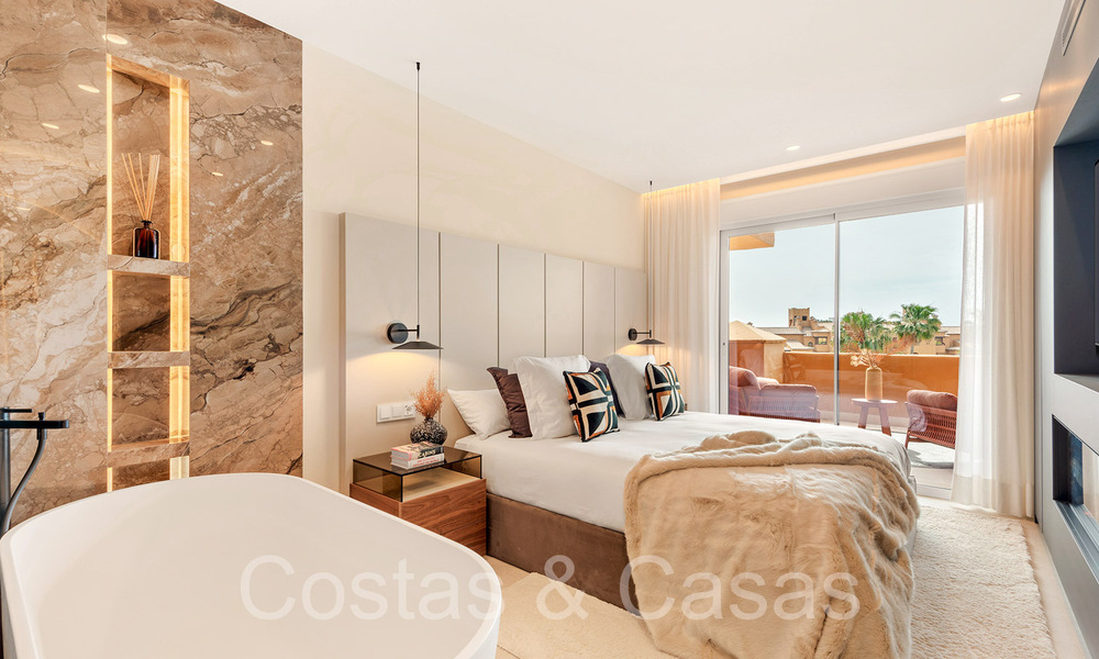 Apartamento de lujo reformado de alta calidad en venta en un complejo en primera línea de playa en la Nueva Milla de Oro, Marbella - Estepona 67269