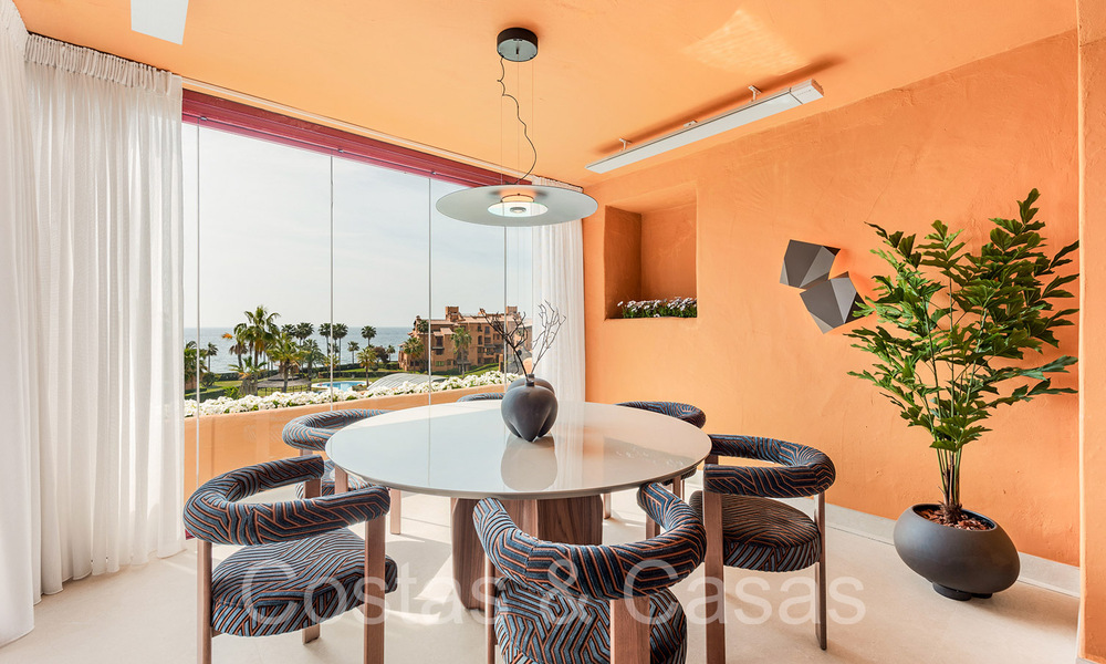 Apartamento de lujo reformado de alta calidad en venta en un complejo en primera línea de playa en la Nueva Milla de Oro, Marbella - Estepona 67271