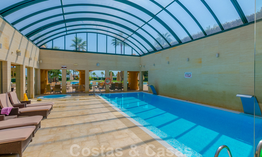 Apartamento de lujo reformado de alta calidad en venta en un complejo en primera línea de playa en la Nueva Milla de Oro, Marbella - Estepona 67318