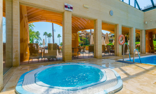 Apartamento de lujo reformado de alta calidad en venta en un complejo en primera línea de playa en la Nueva Milla de Oro, Marbella - Estepona 67319 