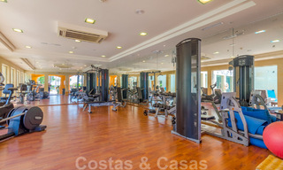 Apartamento de lujo reformado de alta calidad en venta en un complejo en primera línea de playa en la Nueva Milla de Oro, Marbella - Estepona 67320 