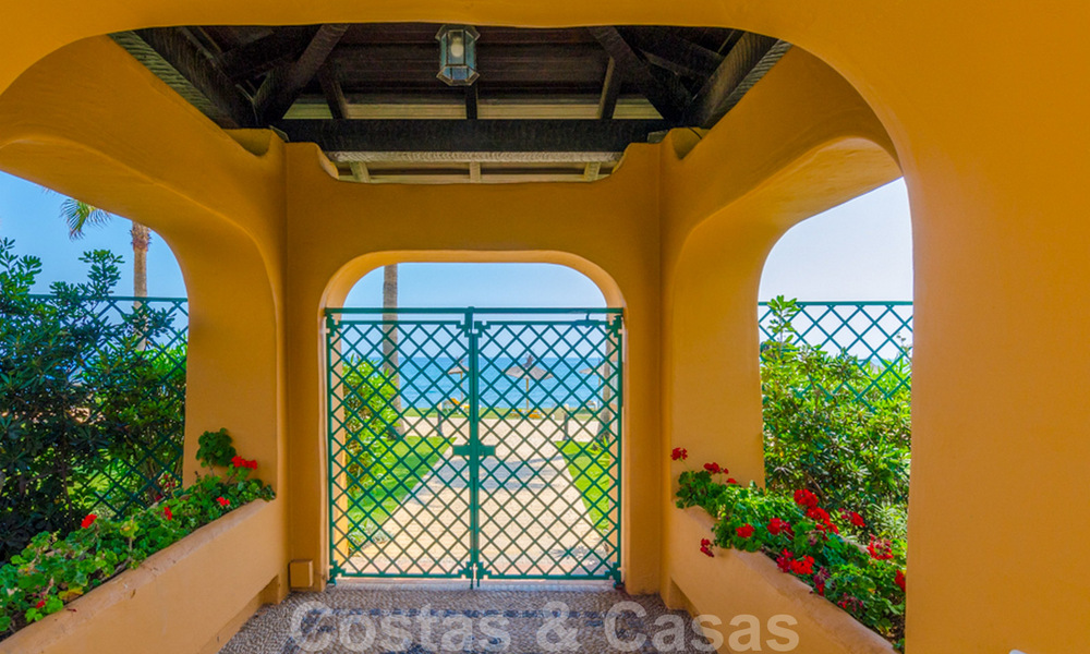 Apartamento de lujo reformado de alta calidad en venta en un complejo en primera línea de playa en la Nueva Milla de Oro, Marbella - Estepona 67323