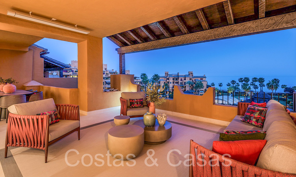 Lujoso apartamento reformado en venta en un complejo en primera línea de playa con vistas al mar en la Nueva Milla de Oro, Marbella - Estepona 67275