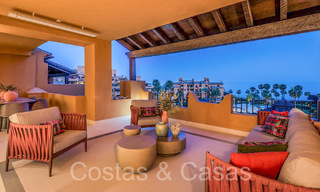 Lujoso apartamento reformado en venta en un complejo en primera línea de playa con vistas al mar en la Nueva Milla de Oro, Marbella - Estepona 67275 