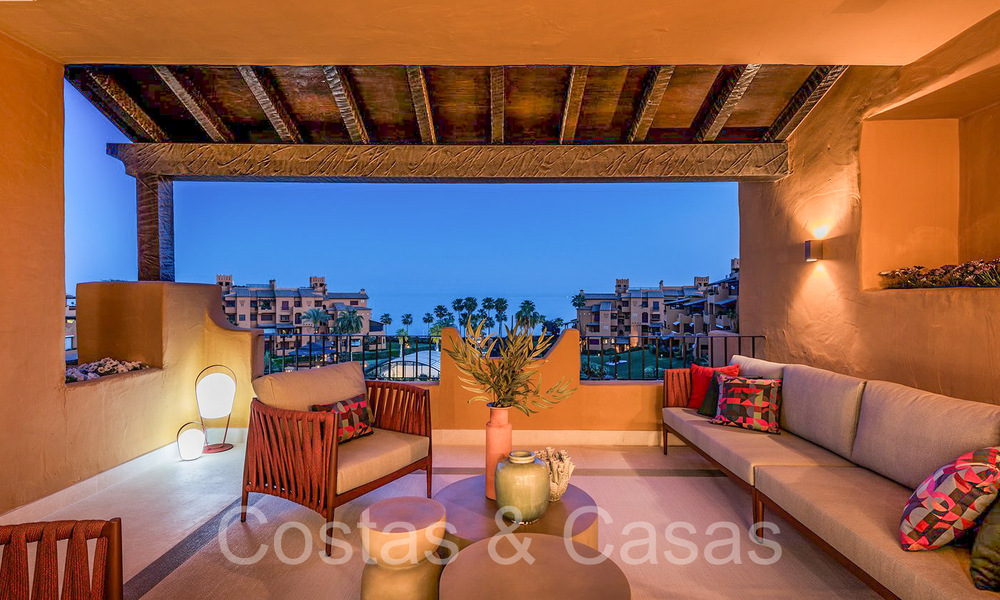 Lujoso apartamento reformado en venta en un complejo en primera línea de playa con vistas al mar en la Nueva Milla de Oro, Marbella - Estepona 67276