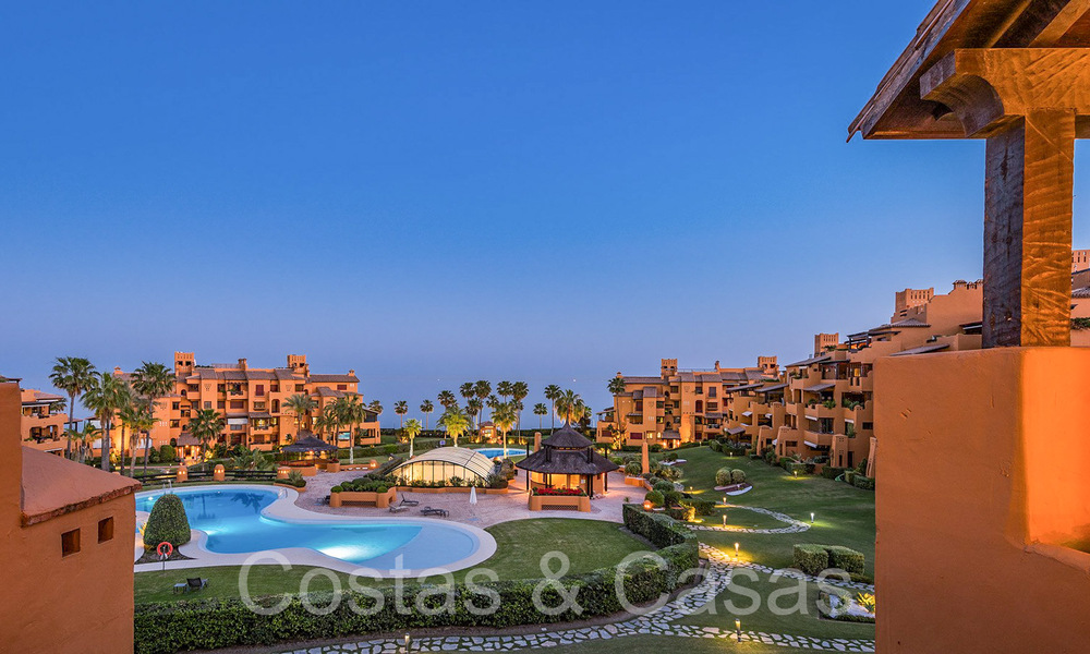 Lujoso apartamento reformado en venta en un complejo en primera línea de playa con vistas al mar en la Nueva Milla de Oro, Marbella - Estepona 67277