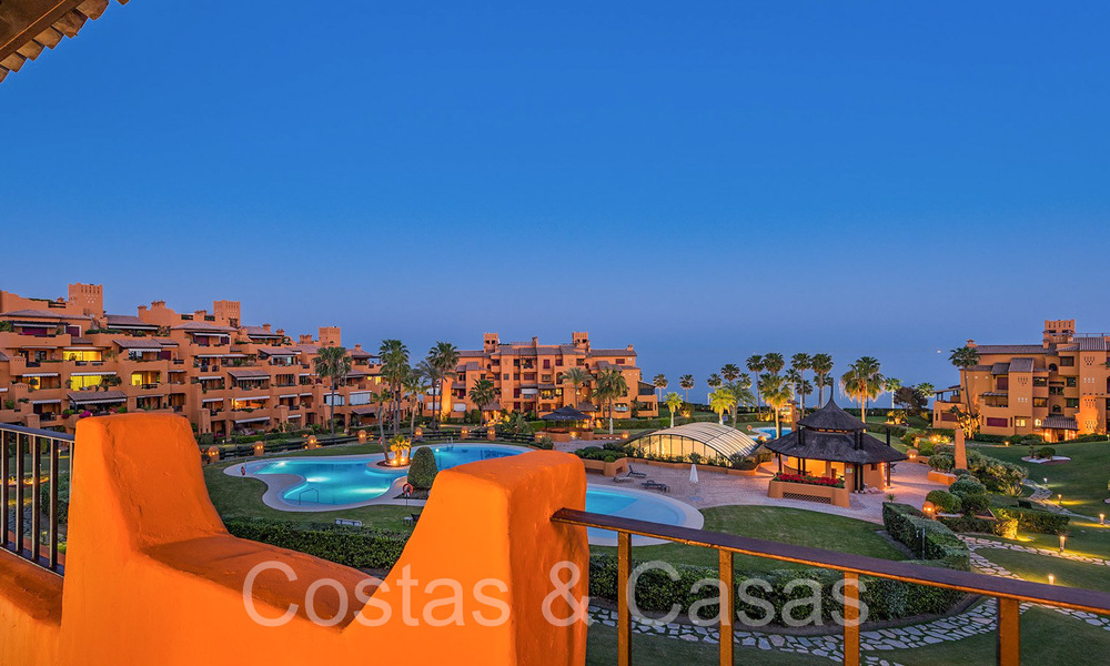 Lujoso apartamento reformado en venta en un complejo en primera línea de playa con vistas al mar en la Nueva Milla de Oro, Marbella - Estepona 67278