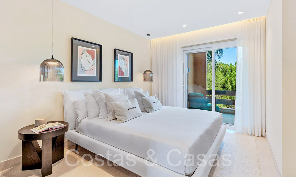 Lujoso apartamento reformado en venta en un complejo en primera línea de playa con vistas al mar en la Nueva Milla de Oro, Marbella - Estepona 67280