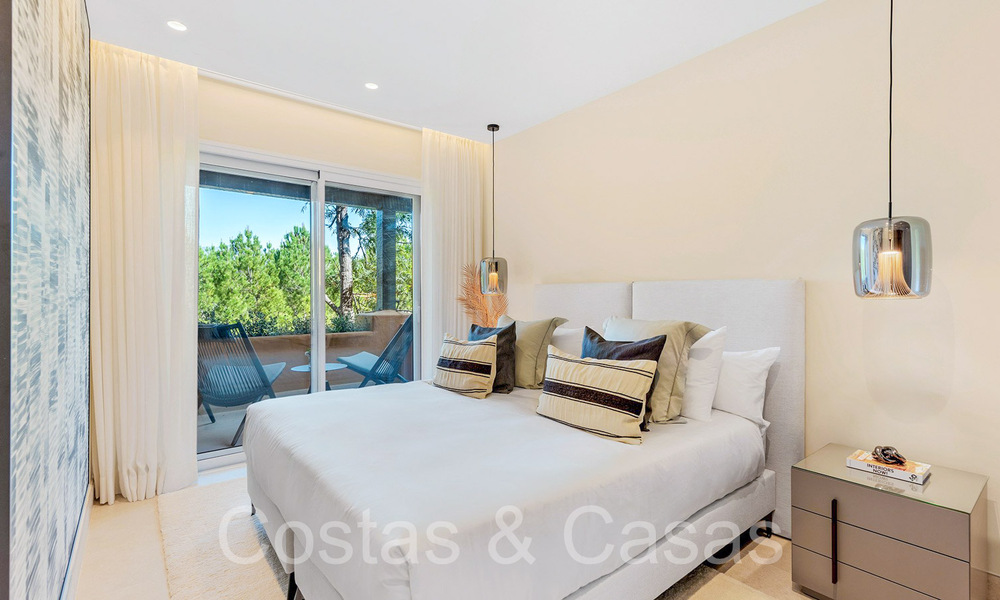 Lujoso apartamento reformado en venta en un complejo en primera línea de playa con vistas al mar en la Nueva Milla de Oro, Marbella - Estepona 67282