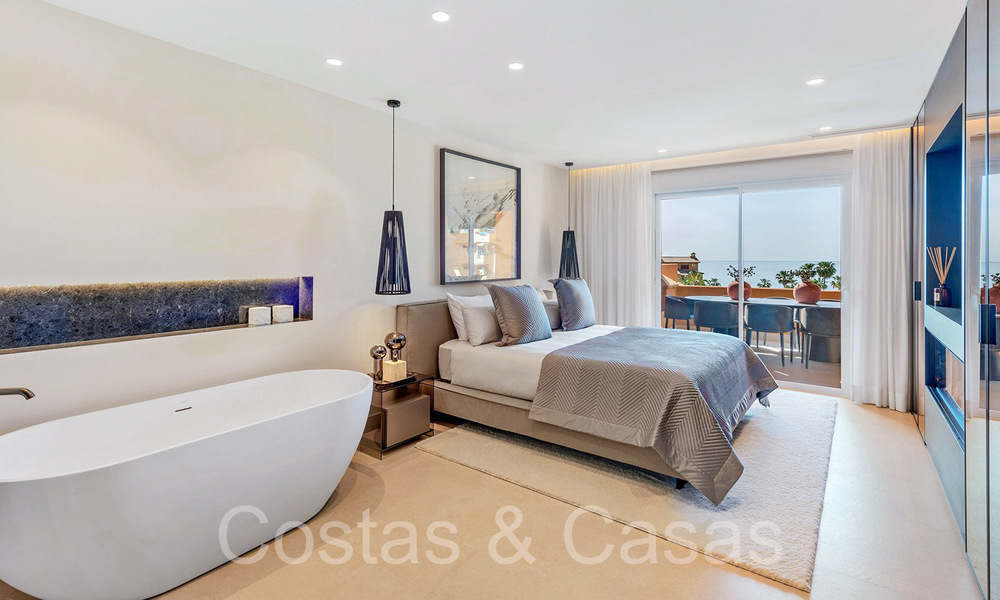 Lujoso apartamento reformado en venta en un complejo en primera línea de playa con vistas al mar en la Nueva Milla de Oro, Marbella - Estepona 67283