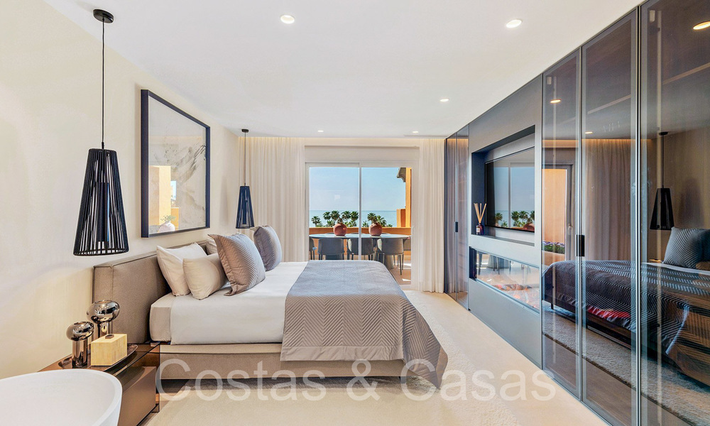 Lujoso apartamento reformado en venta en un complejo en primera línea de playa con vistas al mar en la Nueva Milla de Oro, Marbella - Estepona 67284