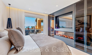 Lujoso apartamento reformado en venta en un complejo en primera línea de playa con vistas al mar en la Nueva Milla de Oro, Marbella - Estepona 67286 