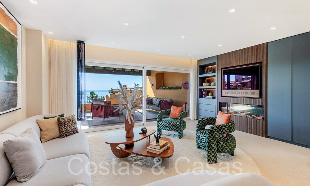 Lujoso apartamento reformado en venta en un complejo en primera línea de playa con vistas al mar en la Nueva Milla de Oro, Marbella - Estepona 67287