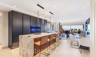 Lujoso apartamento reformado en venta en un complejo en primera línea de playa con vistas al mar en la Nueva Milla de Oro, Marbella - Estepona 67293 