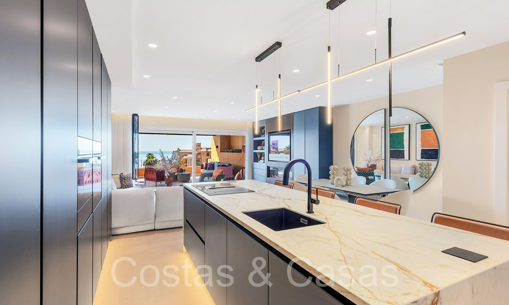 Lujoso apartamento reformado en venta en un complejo en primera línea de playa con vistas al mar en la Nueva Milla de Oro, Marbella - Estepona 67294