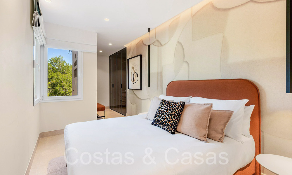 Lujoso apartamento reformado en venta en un complejo en primera línea de playa con vistas al mar en la Nueva Milla de Oro, Marbella - Estepona 67295