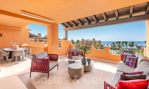 Lujoso apartamento reformado en venta en un complejo en primera línea de playa junto al mar en la Nueva Milla de Oro, Marbella - Estepona 67297