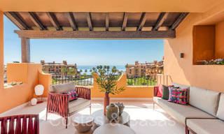 Lujoso apartamento reformado en venta en un complejo en primera línea de playa con vistas al mar en la Nueva Milla de Oro, Marbella - Estepona 67298 