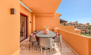 Lujoso apartamento reformado en venta en un complejo en primera línea de playa con vistas al mar en la Nueva Milla de Oro, Marbella - Estepona 67300 