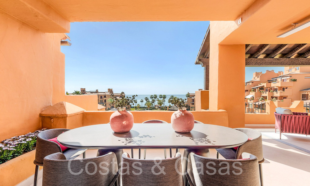 Lujoso apartamento reformado en venta en un complejo en primera línea de playa con vistas al mar en la Nueva Milla de Oro, Marbella - Estepona 67301