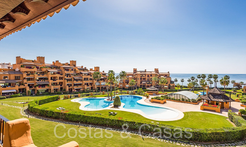 Lujoso apartamento reformado en venta en un complejo en primera línea de playa con vistas al mar en la Nueva Milla de Oro, Marbella - Estepona 67302