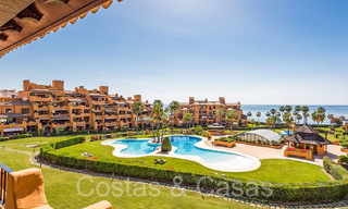 Lujoso apartamento reformado en venta en un complejo en primera línea de playa con vistas al mar en la Nueva Milla de Oro, Marbella - Estepona 67302 
