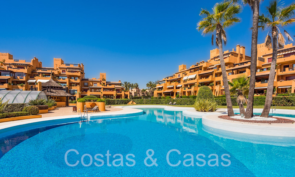 Lujoso apartamento reformado en venta en un complejo en primera línea de playa con vistas al mar en la Nueva Milla de Oro, Marbella - Estepona 67303