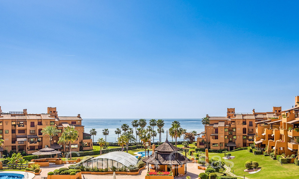 Lujoso apartamento reformado en venta en un complejo en primera línea de playa con vistas al mar en la Nueva Milla de Oro, Marbella - Estepona 67304